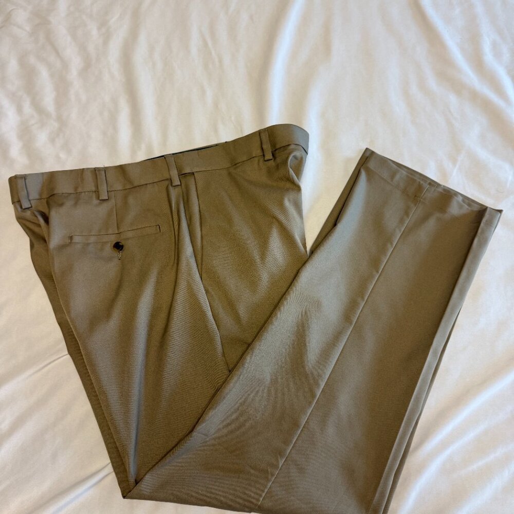 Haggar Cool Right Performance Flex Mens Classic Fit Flat Front Pant Men's